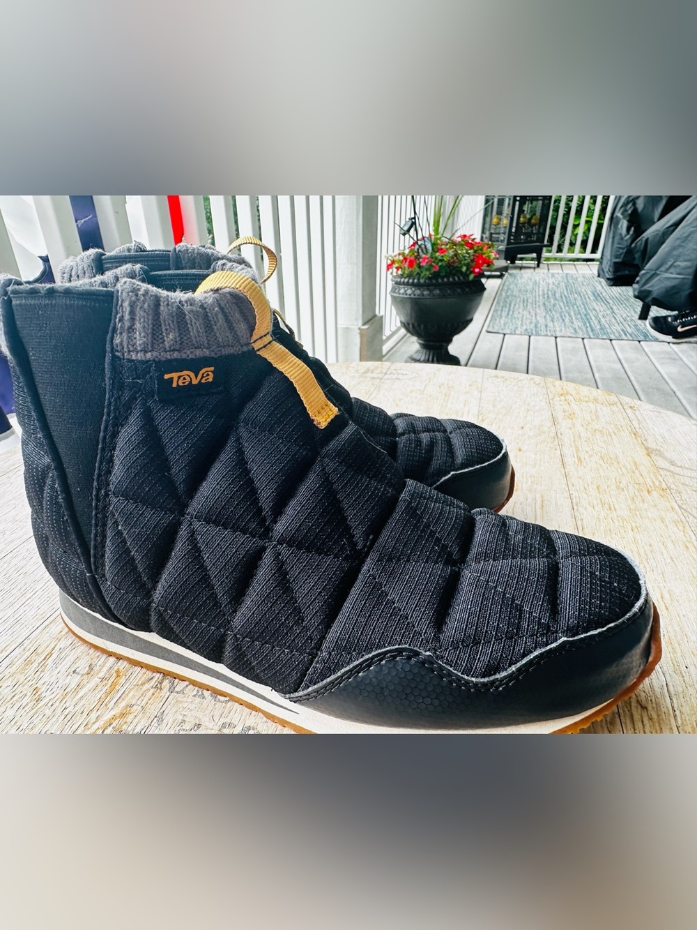 Teva Ember Womens Size 5 Black Quilted Slip-On Ankle Boots | Cozy Outdoor Shoes - Picture 2 of 14
